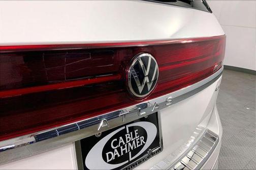 Opal White Pearl Effect 2024 Volkswagen Atlas 2.0T SEL Premium R-Line