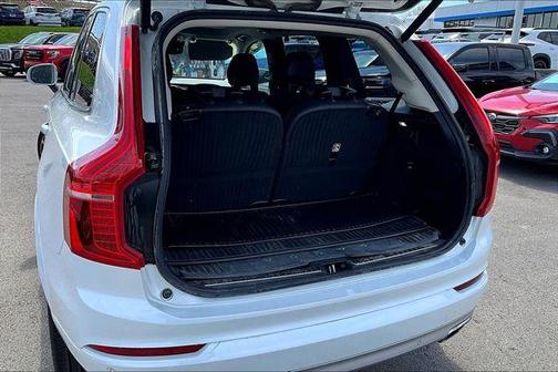 Crystal White Metallic 2021 Volvo XC90 T6 Momentum 6 Passenger