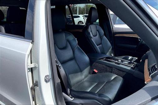 Crystal White Metallic 2021 Volvo XC90 T6 Momentum 6 Passenger