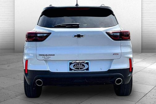 Iridescent Pearl Tricoat 2026 Chevrolet Trailblazer RS