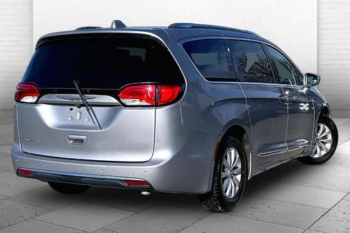 Billet Silver Metallic Clearcoat 2018 Chrysler Pacifica Touring-L