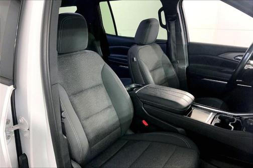 Summit White 2024 Chevrolet Traverse LT