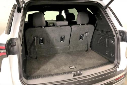 Summit White 2024 Chevrolet Traverse LT