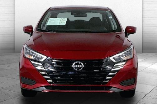 Scarlet Ember 2025 Nissan Versa 1.6 SV