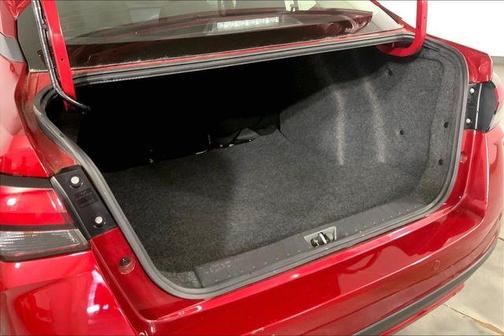 Scarlet Ember 2025 Nissan Versa 1.6 SV