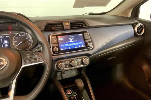 Scarlet Ember 2025 Nissan Versa 1.6 SV