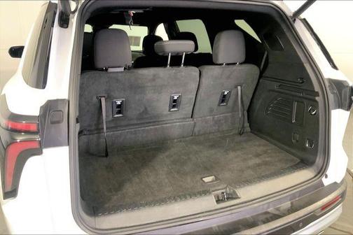 Summit White 2024 Chevrolet Traverse LT