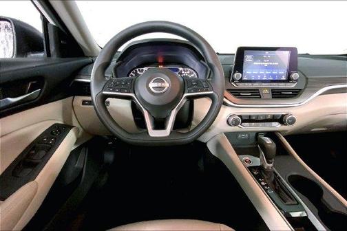 Pearl White Tri-Coat 2025 Nissan Altima SV