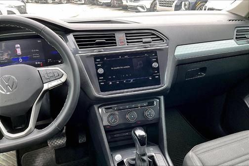 Deep Black Pearl Effect 2024 Volkswagen Tiguan 2.0T S