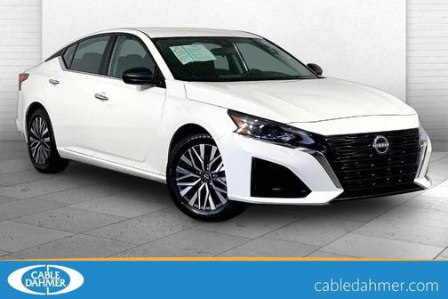 Glacier White 2025 Nissan Altima SV