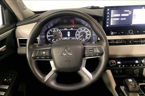 Alloy Silver Metallic 2025 Mitsubishi Outlander SE