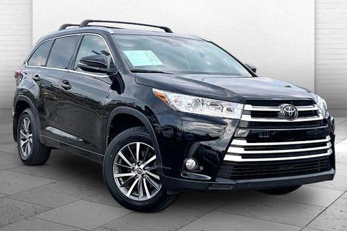 Midnight Black Metallic 2017 Toyota Highlander XLE