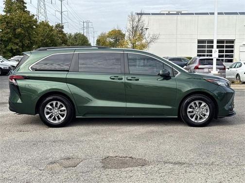 2022 Toyota Sienna LE