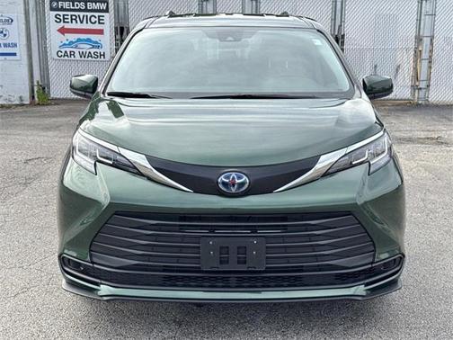 2022 Toyota Sienna LE