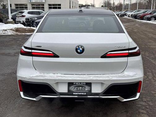 2026 BMW 750e i xDrive