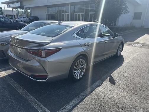 2019 Lexus ES 300h Luxury