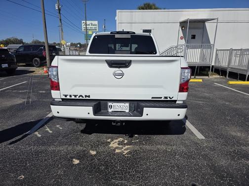 2023 Nissan Titan SV