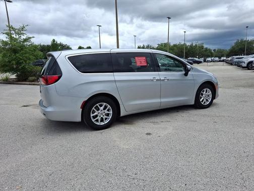 2022 Chrysler Voyager LX