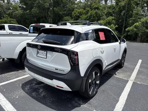 Aspen White Tricoat 2025 Nissan Kicks SR