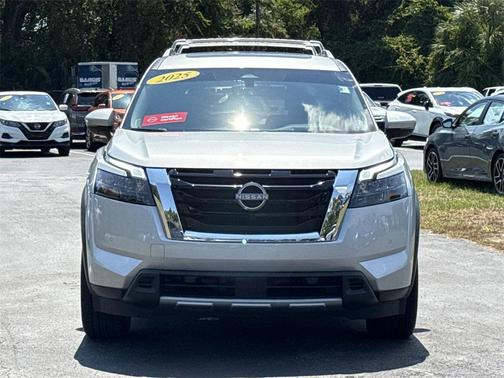 2025 Nissan Pathfinder Platinum FWD