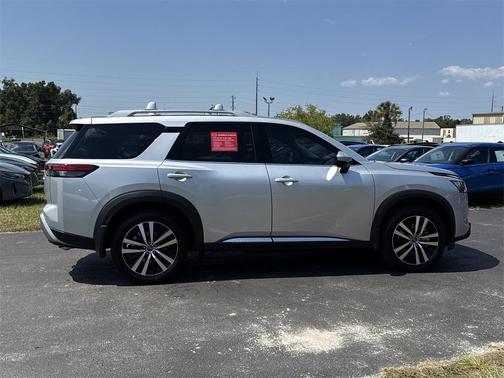 2025 Nissan Pathfinder Platinum FWD