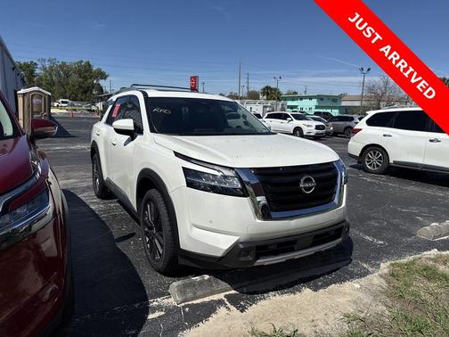 2023 Nissan Pathfinder SL FWD