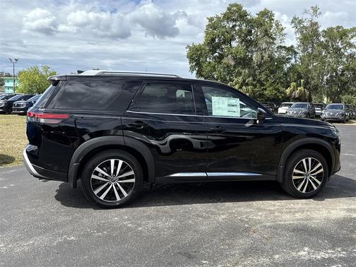 2025 Nissan Pathfinder Platinum FWD