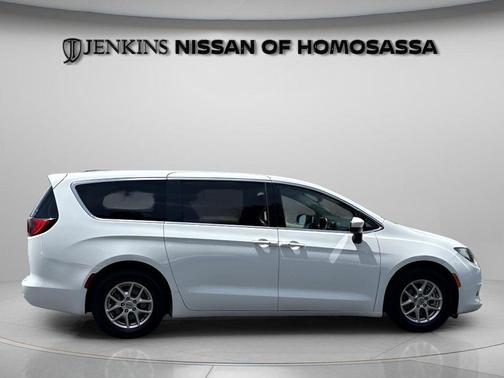 Bright White Clearcoat 2023 Chrysler Voyager LX