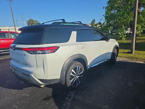 Everest White Pearl Tricoat/Super Black 2025 Nissan Pathfinder Platinum FWD
