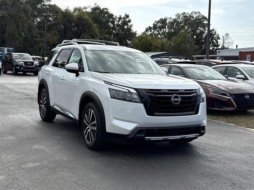 2025 Nissan Pathfinder Platinum FWD