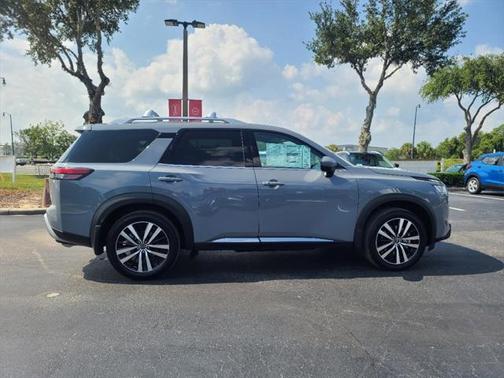 2025 Nissan Pathfinder Platinum FWD