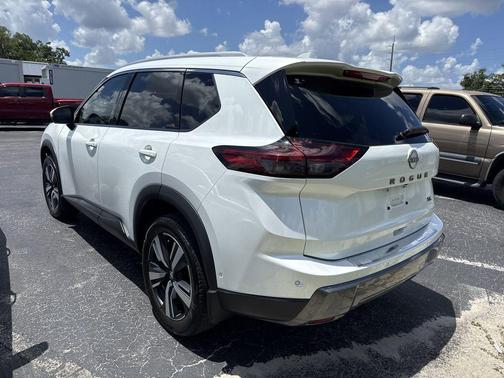 Everest White Pearl 2024 Nissan Rogue SL