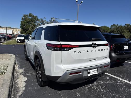 2025 Nissan Pathfinder Platinum FWD