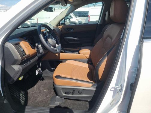 2025 Nissan Pathfinder Platinum FWD