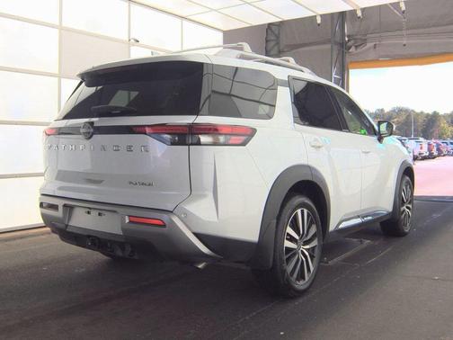 2025 Nissan Pathfinder Platinum FWD