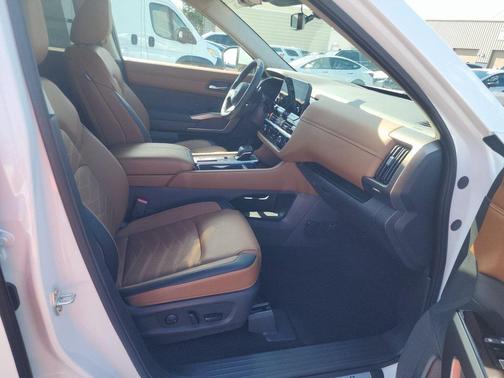 2025 Nissan Pathfinder Platinum FWD