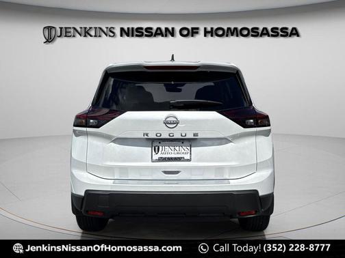 Everest White Pearl Tricoat 2026 Nissan Rogue SV