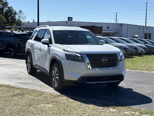 2025 Nissan Pathfinder SL FWD