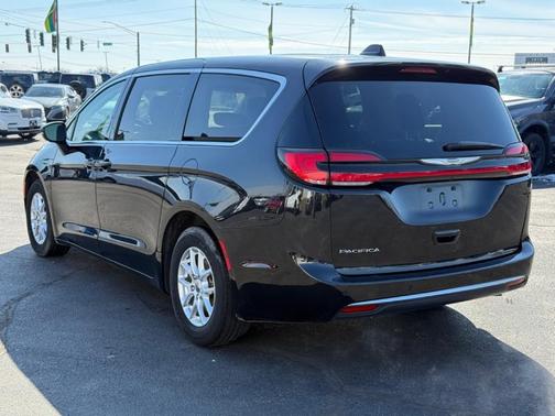 2023 Chrysler Pacifica Touring-L