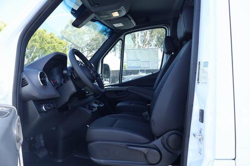 Arctic White 2026 Mercedes-Benz Sprinter 2500 Cargo 144 WB