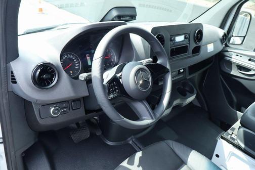 2025 Mercedes-Benz Sprinter 2500 Standard Roof