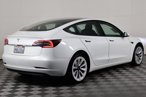 Pearl White Multi-Coat 2023 Tesla Model 3 Standard Range