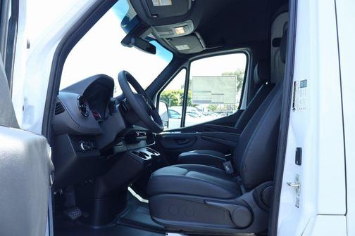 2025 Mercedes-Benz Sprinter 2500 Standard Roof