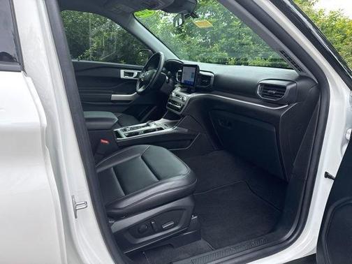 Star White 2022 Ford Explorer XLT