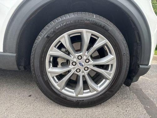 Star White 2022 Ford Explorer XLT