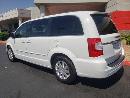 2016 Chrysler Town & Country LX