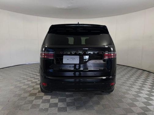 Santorini Black Metallic 2026 Land Rover Discovery Dynamic SE