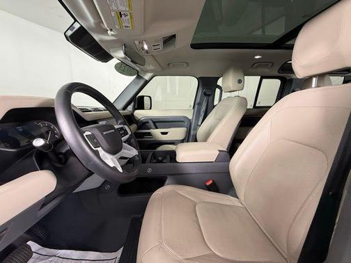 2023 Land Rover Defender SE