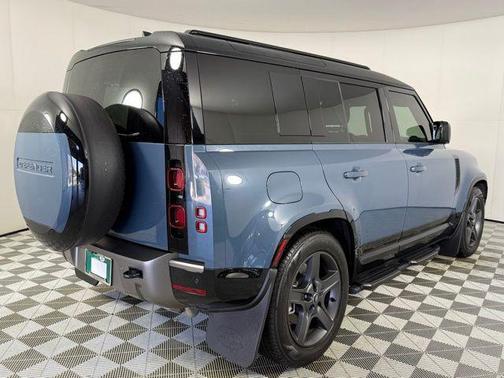 2025 Land Rover Defender X-Dynamic SE