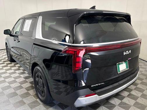 Aurora Black Pearl 2025 Kia Carnival LXS